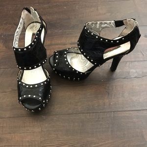 Dollhouse Black Pumps